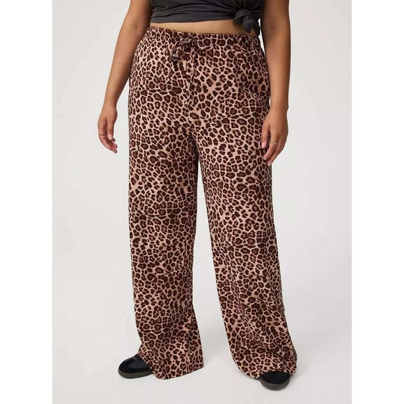 NEW Torrid Size 1 SHORT Leopard Crepe High Rise Wide Leg Studio Pants 1X - Picture 2 of 16